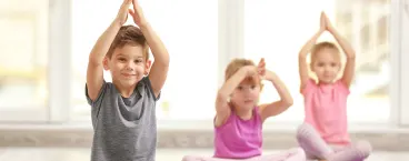 crianças a praticar yoga