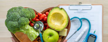 alimentos saudáveis num tabuleiro 