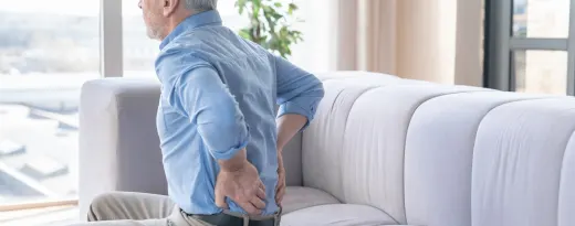 homem com rigidez na coluna lombar