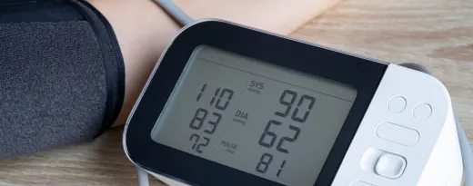 pessoa a medir pressão arterial