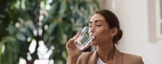 mulher a beber água
