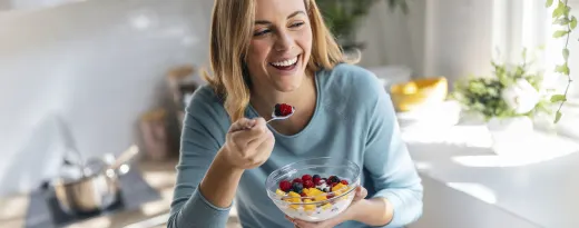 mulher a comer iogurte com fruta
