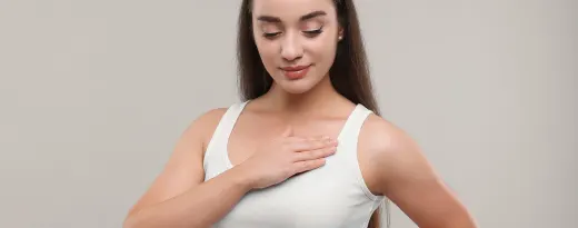 jovem mulher a tocar no peito