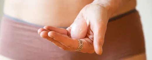 mulher a segurar uma bola de kegel