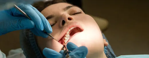 dentista analisa boca de paciente