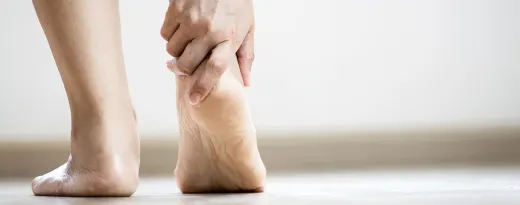 mulher com fascite plantar