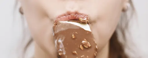 rapariga a comer um gelado
