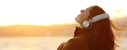 rapariga sorri enquanto ouve música