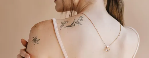 mulher com tatuagens nas costas
