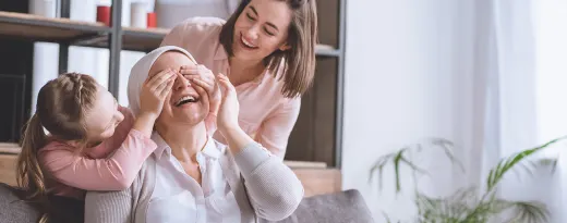 mulher com cancro rodeada de mãe e neta