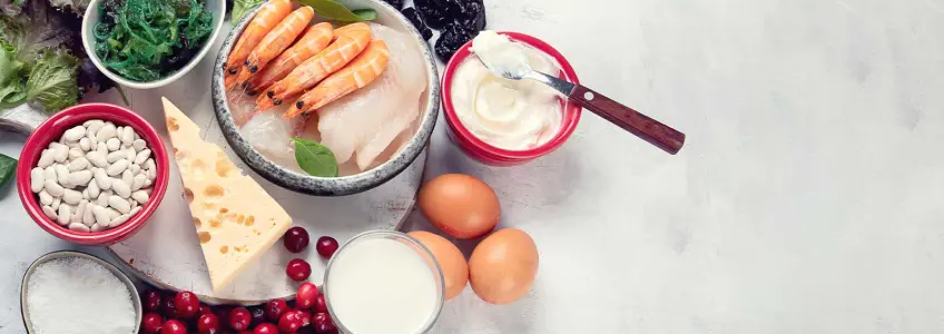 alimentos numa mesa: camarão, iogurtes