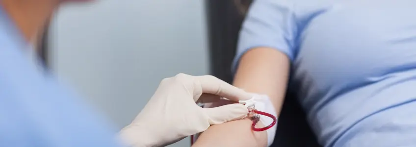 mulher a tirar sangue em laboratório