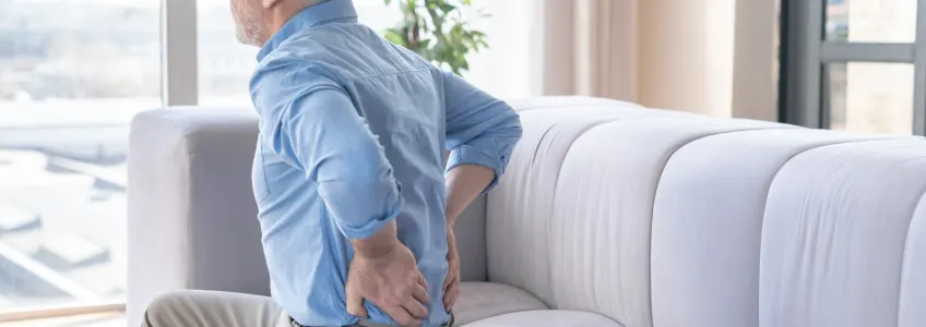 homem com rigidez na coluna lombar