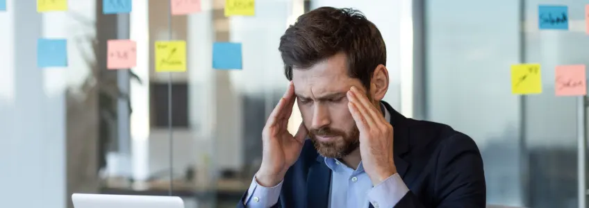 homem stressado no escritório