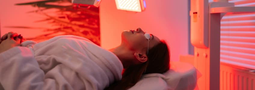 mulher a fazer tratamento de pele com luz vermelha