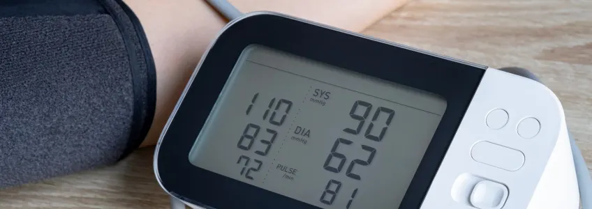 pessoa a medir pressão arterial