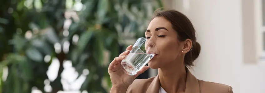 mulher a beber água