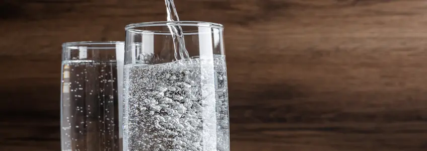 dois copos de água com gás
