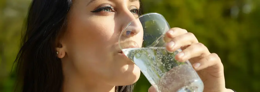 mulher a beber água com gás