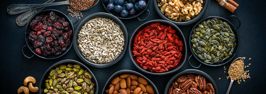 sementes e frutos secos em tigelas