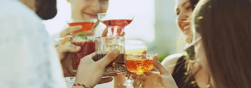 amigos a brindar com bebidas alcoólicas