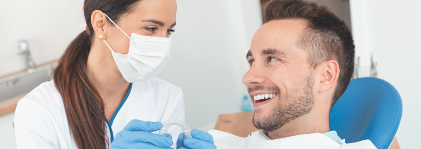 Dentista a mostrar um aparelho invisível a um paciente