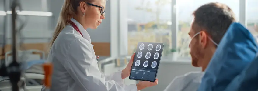 médica mostra exame ao cérebro ao paciente