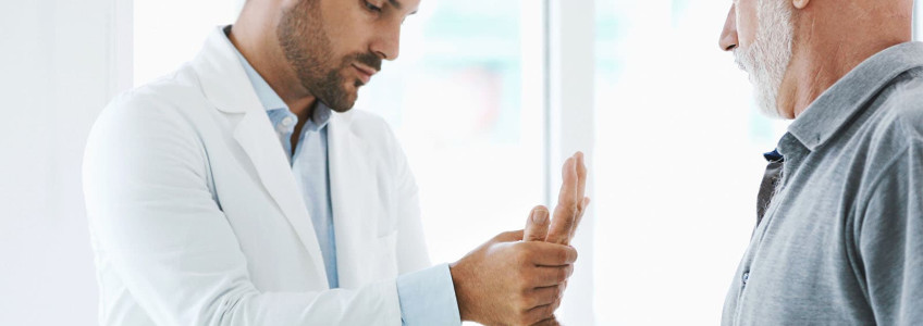 homem a ser examinado por médico