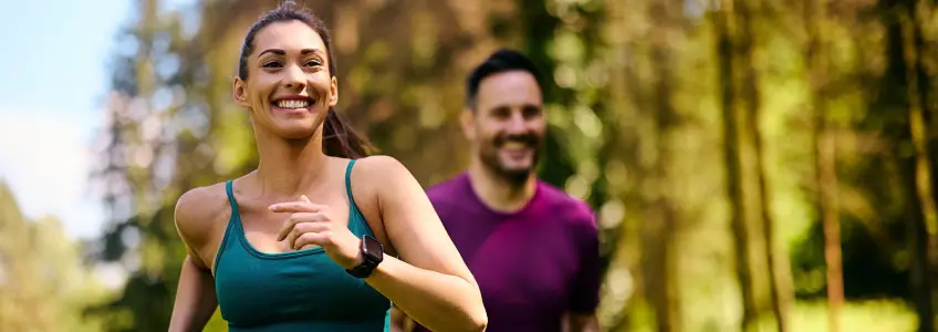 jovens a correr no parque