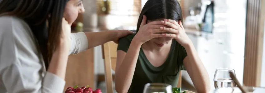 mãe conforta filha com anorexia