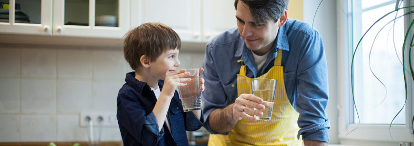 pai e filho na cozinha a beber água