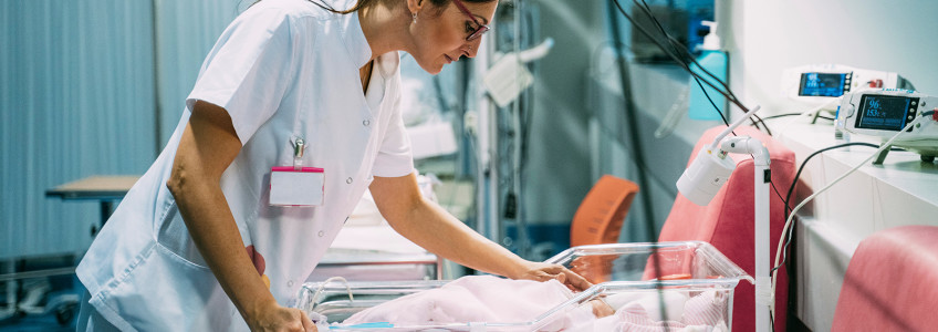 enfermeira a observar bebé na incubadora