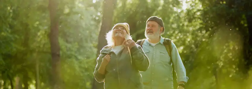 casal sénior a caminhar no parque