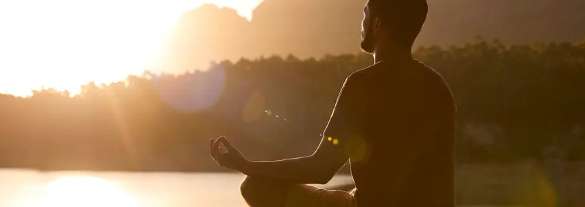 homem a meditar ao ar livre