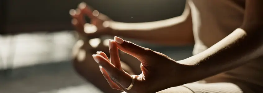 rapariga a meditar em casa