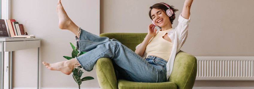rapariga feliz a ouvir música
