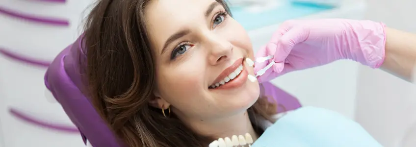 dentista escolhe a tonalidade do esmalte dos dentes antes do branqueamento dentário