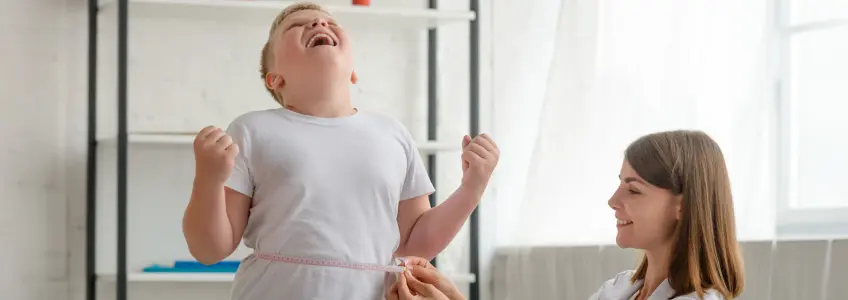 mulher mede perímetro abdominal de jovem