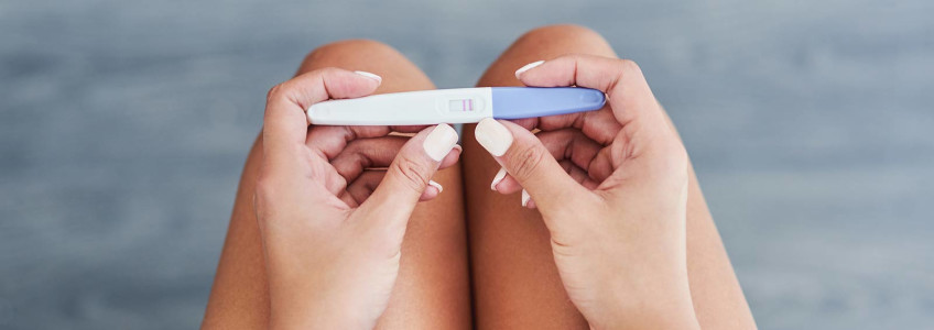 mulher a segurar teste de gravidez