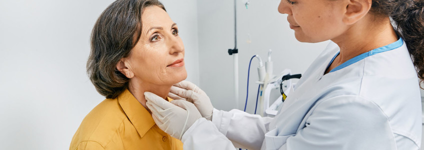 médica a avaliar doente