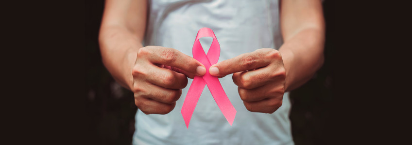 mulher com laço rosa, símbolo universal do cancro da mama