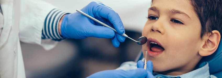 menino em consulta no dentista