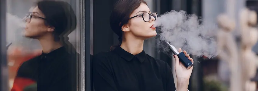 rapariga a fumar um cigarro eletrónico