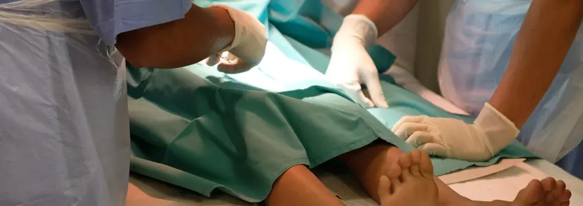 equipa cirúrgica realiza circuncisão em menino