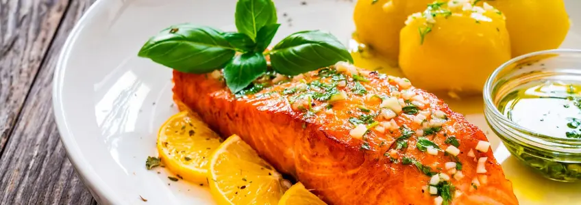 prato com salmão grelhado e batatas