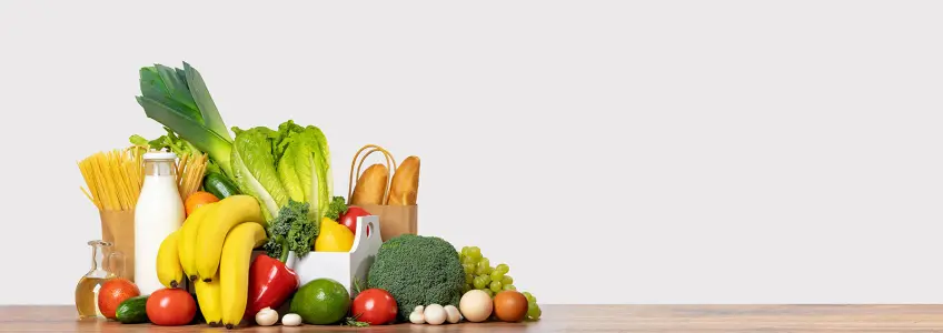 vários alimentos: fruta, legumes, azeite, ovos, massa, pão