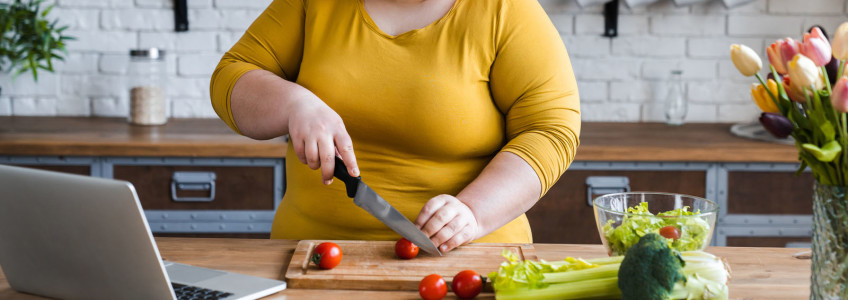 rapariga sentada a comer uma salada