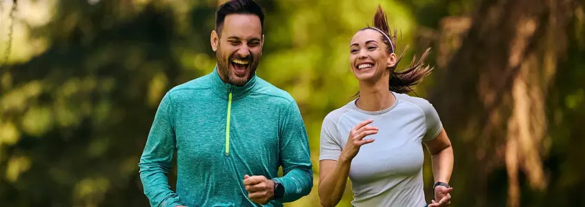 homem e mulher a correr no parque