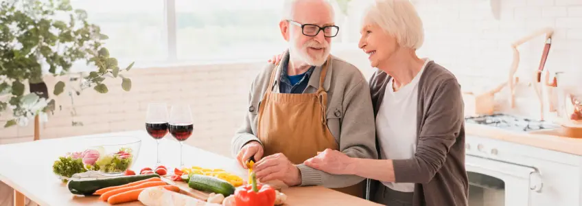 casal sénior a preparar refeição