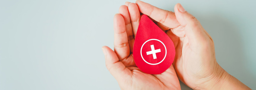 gota de sangue em papel nas mãos